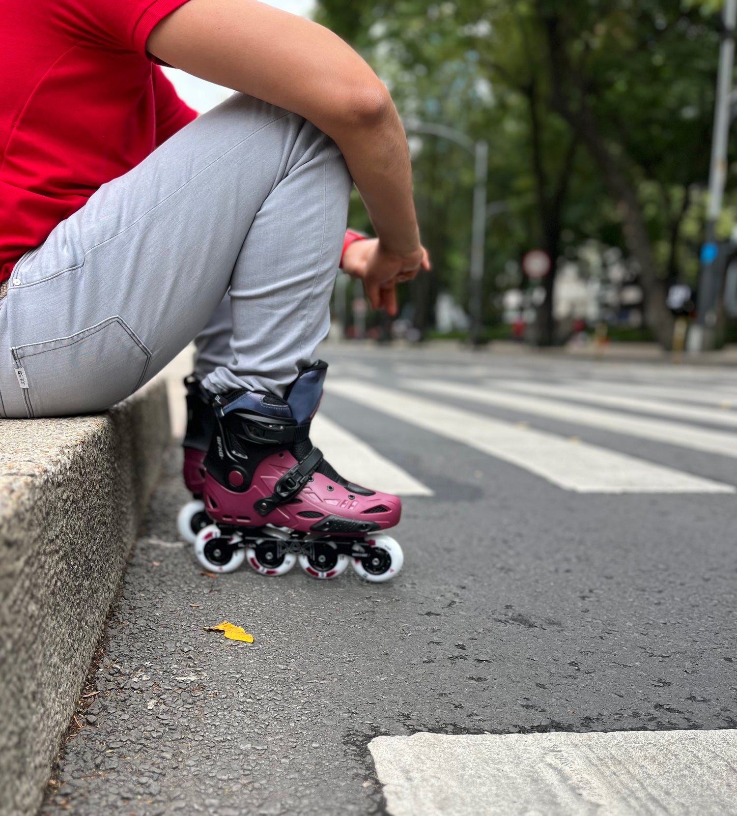 Persona calzando un par de patines Freeskate Black Red Dragon en Reforma Ciudad de Mexico