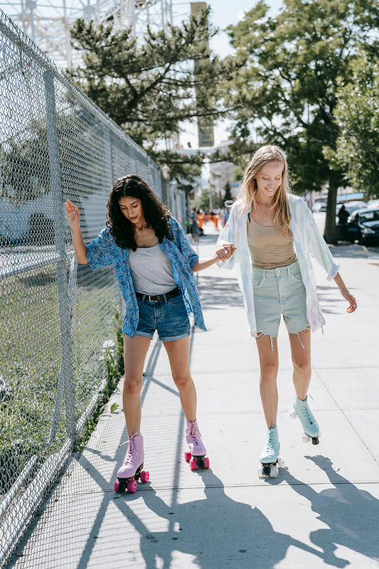 Mujeres patinando en calle con patines Quad Clásicos OmniRoller