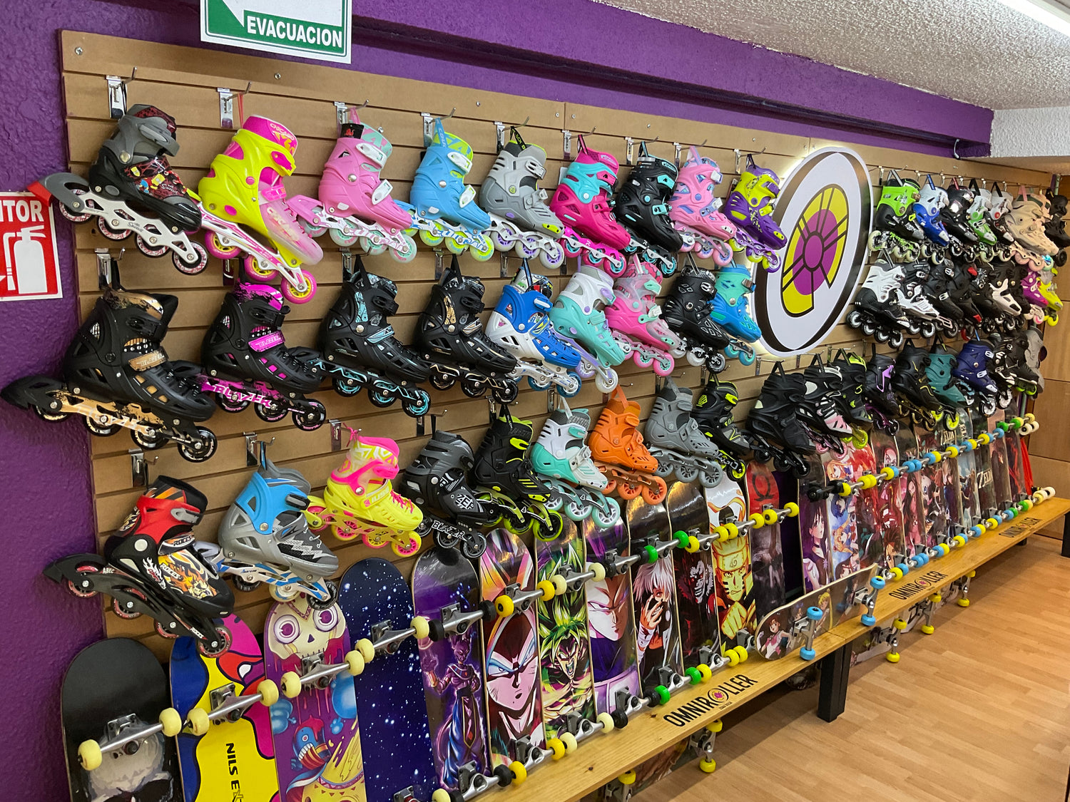 Escaparate de tienda de patines y patinetas en Ciudad de Mexico