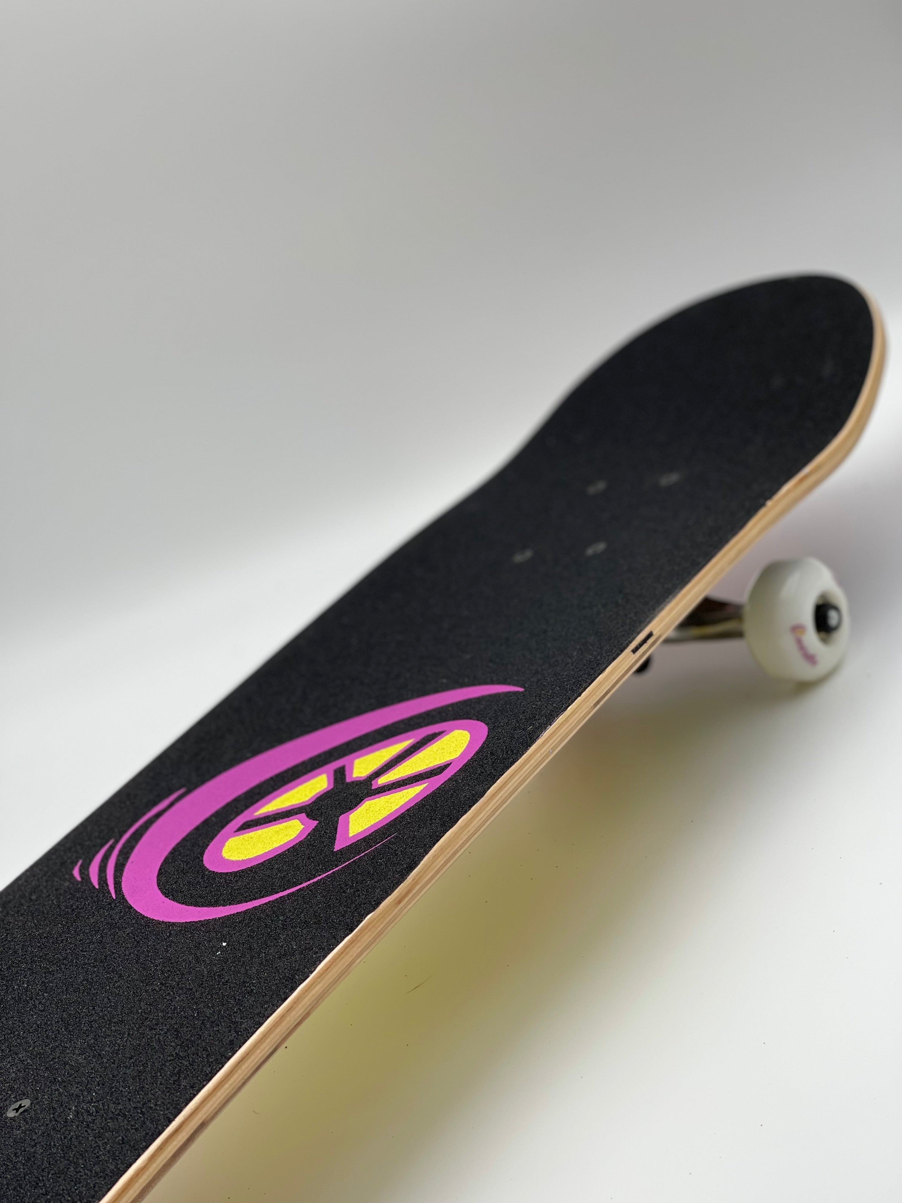 Patineta Skate Marca OmniRoller exhibida sobre un fondo blanco