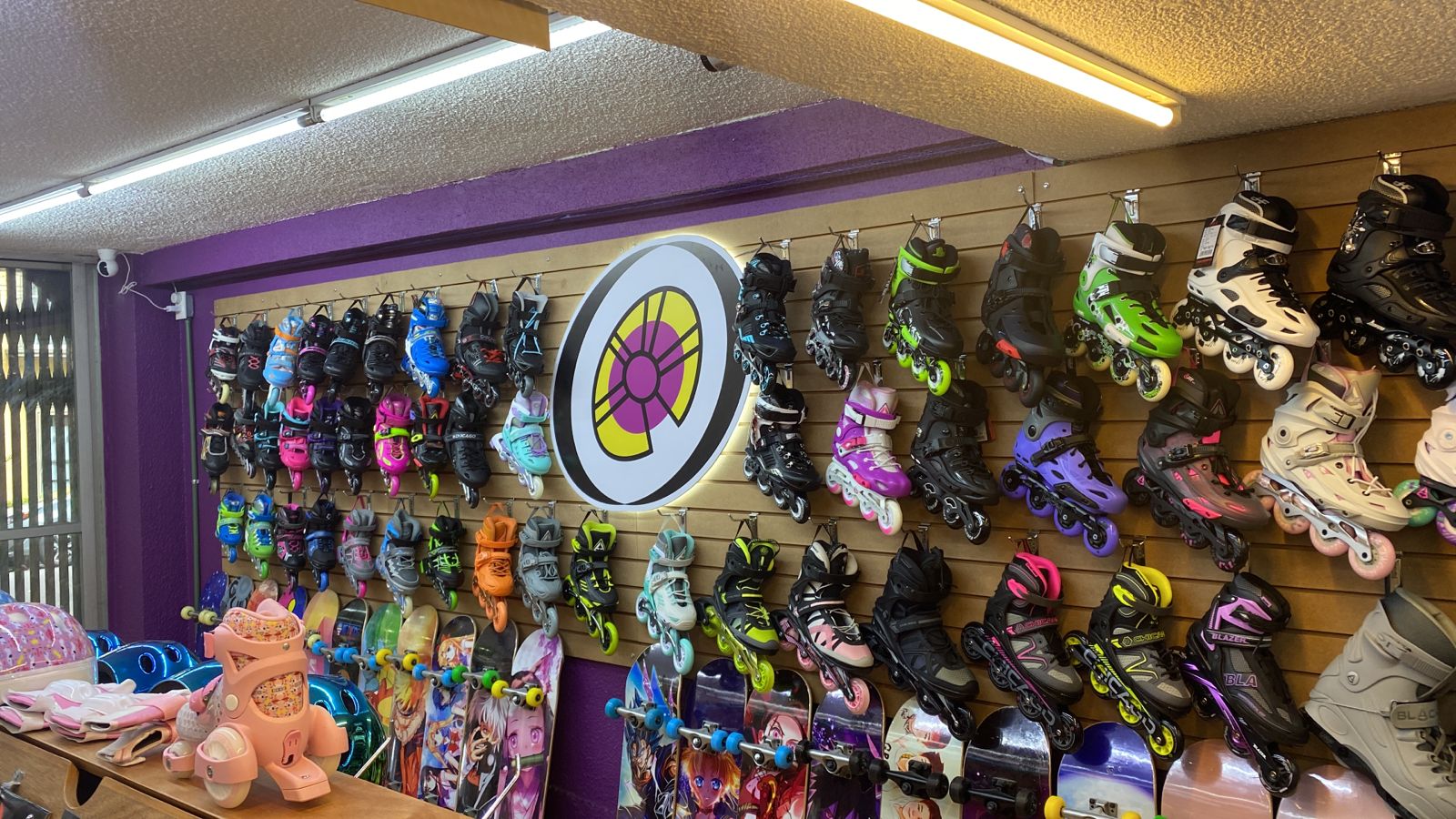 Exhibición de la tienda de patines OmniRoller Zona Rosa donde se muestran patines en linea para niños y adultos, patinetas skate con diseños originales de Anime y patines entrenadores con protecciones para niñas
